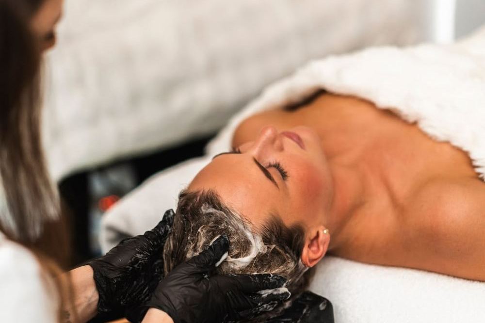 Head spa kezelés a fejmosó tálnál