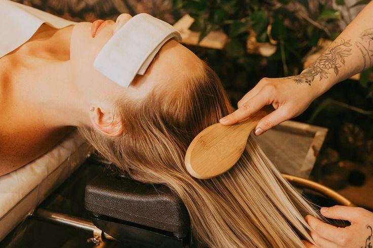 Hajápolás a head spa rituálé záró lépésében